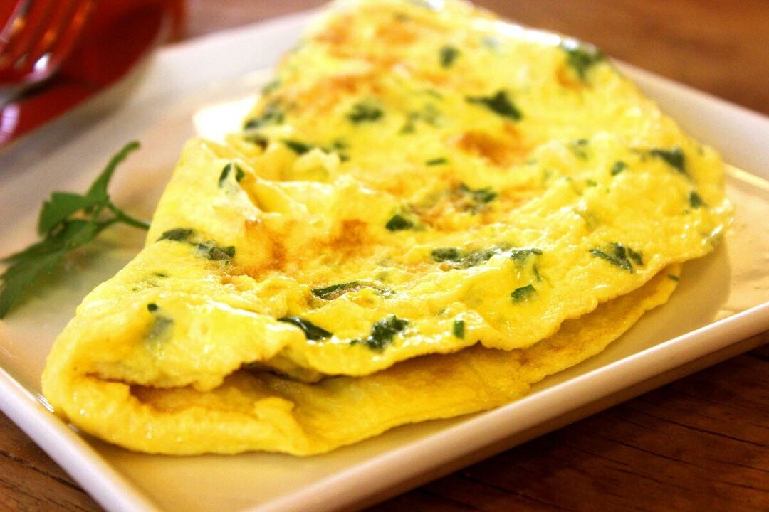 Omlet, pankreatitli hastalar için izin verilen bir diyet yumurta yemeğidir